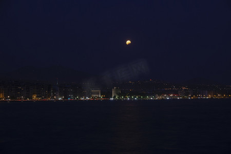 八月满月在塞萨洛尼基，希腊江边。