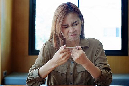 一位亚洲少女的肖像，她对信用卡在使用手机网上购物时被禁止表示不满