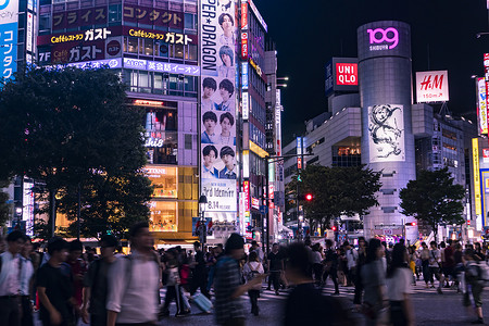 scramble摄影照片_日本东京-2019 年 8 月 20 日：在 ni 的 Shibuya Scramble Crossing