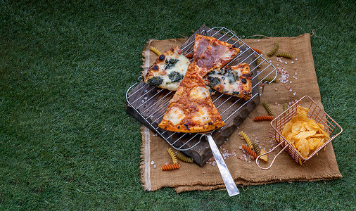 比萨片摄影照片_美味的意大利比萨片，西红柿，马苏里拉奶酪，