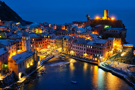 意大利利古里亚 Cinque Terre 的 Vernazza 村在夜间被照亮