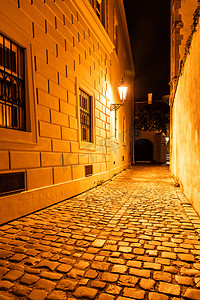 捷克共和国布拉格老城路灯照亮的狭窄鹅卵石街道