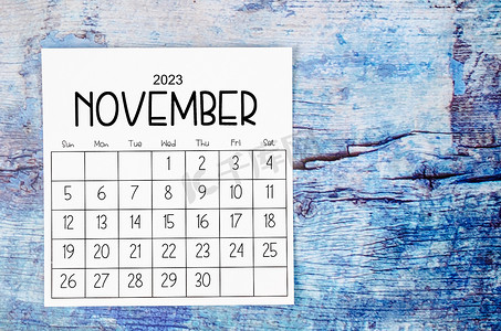 2023 年 11 月的 2023 年月历，旧蓝色木制背景。