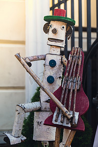 匹诺曹木制木偶演奏音乐家乐器。