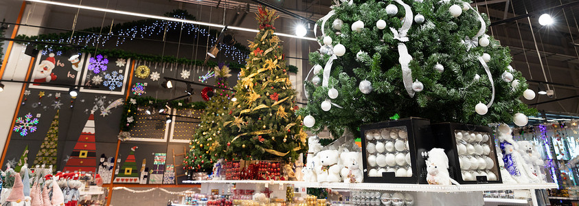 白俄罗斯明斯克 — 2021年11月29日：大型超市的新年商品、圣诞树和圣诞装饰品、圣诞商品