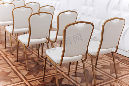 大厅内一排带白布的喜庆优雅金色金属椅