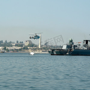 直升机降落在军舰上