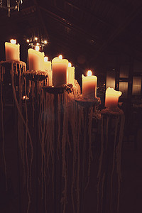 蜡烛城堡摄影照片_黑暗城堡中的许多大蜡烛