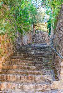 西班牙马略卡岛 Fornalutx 村的旧石楼梯