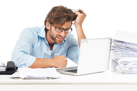 笔记本电脑、压力和文件，一位商人在工作室里因工作的白色背景而感到沮丧。