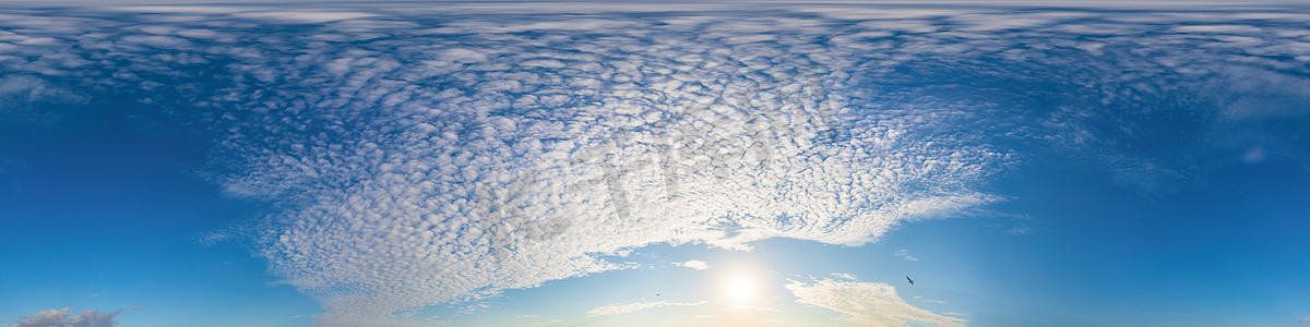 与光卷云的蓝色夏天天空全景。 