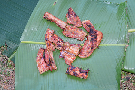 菲律宾烧烤摄影照片_香蕉叶烤猪肉