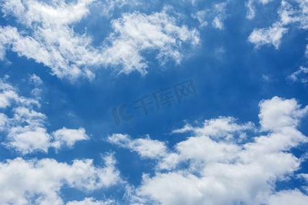 保护大气摄影照片_白色蓬松的云朵映衬着蓝天
