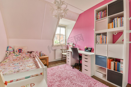 一间有粉红色墙壁和一张床的卧室和一张