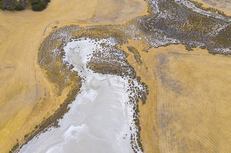 无人机线条摄影照片_澳大利亚地区受干旱影响的农业灌溉大坝鸟瞰图