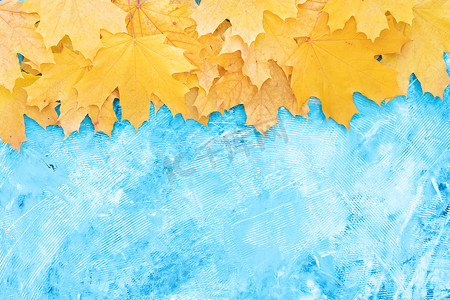 蓝色背景上的秋叶框顶视图秋天边界黄色和橙色叶子复古结构表复制文本空间。