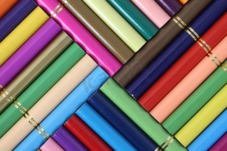 一组几何形状的木制彩色铅笔的组成