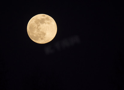 满月摄影照片_从北半球用望远镜看到的满月特写。