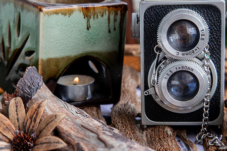 木制背景上的老式两镜头照片相机。