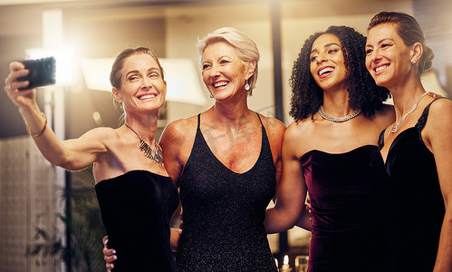 在派对上微笑、自拍或高级女性在豪华活动中庆祝目标或新年。