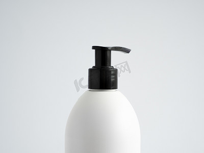白色乳液摄影照片_关闭白色空白塑料瓶，带黑色分配器泵，用于凝胶、液体肥皂、乳液、奶油、白色背景的洗发水。