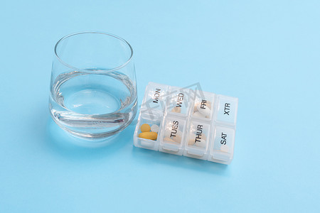 一周中每天在塑料盒中的药丸作为日常保健的概念