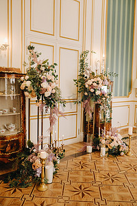 一个用鲜花装饰的地方，用于在城堡内部举行的婚礼