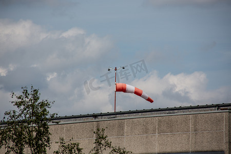 白袜摄影照片_屋顶上的红白风向袋