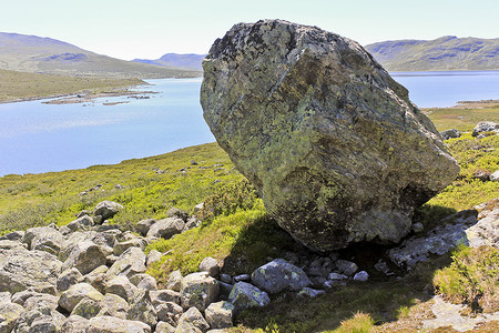 朋克赛博数字摄影照片_巨大的巨石，位于挪威布斯克鲁德 Hemsedal 的大岩石 Vavatn 湖。