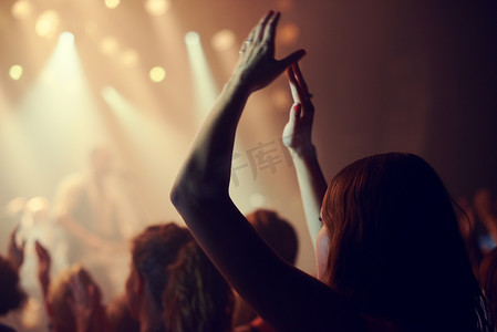 音乐节、观众或女性在人群中跳舞，以参加迪斯科舞会、庆祝活动或充满活力、俱乐部活动或派对的自由。