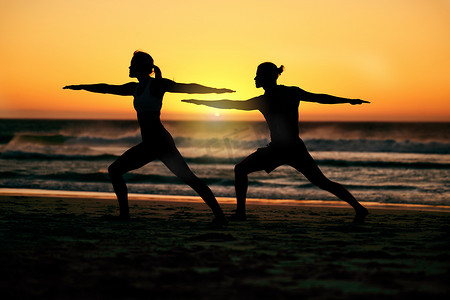 情侣、剪影和海滩瑜伽在日落时的健康、健身和健康。