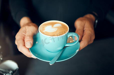 小企业餐厅的咖啡师手、咖啡和泡沫心，供顾客、侍者工作和服务员使用。