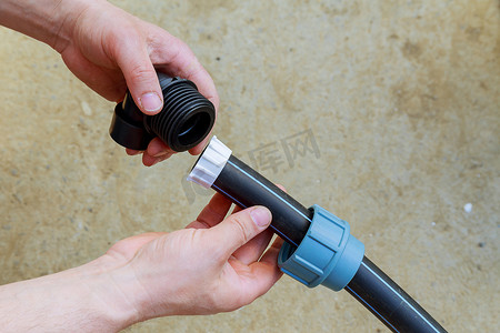水管示意图摄影照片_水管工使用特殊管件连接聚乙烯管。