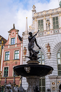 宫廷风边摄影照片_波兰格但斯克老城市政厅海王星喷泉阿图斯宫廷雕像。