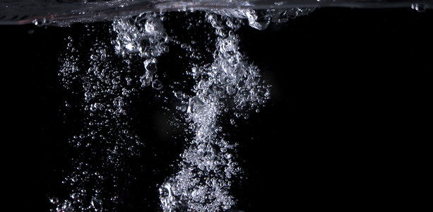 碳酸化液体气泡飞溅的模糊图像