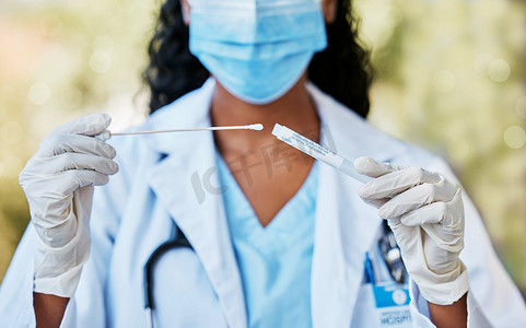 女人、医生和手，带着鼻拭子、面具和手套，拿着 covid 流感测试、DNA 或样本。