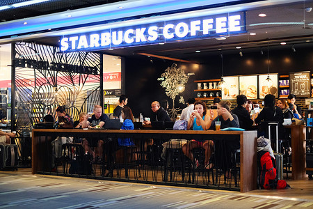 星巴克摄影照片_曼谷-2016 年 9 月 7 日：2 号航站楼内的星巴克咖啡