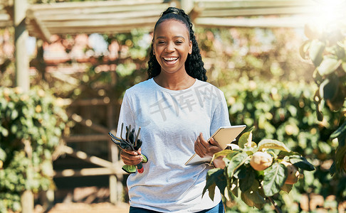黑人妇女、平板电脑和肖像为农业、生态友好或农场可持续发展而微笑。