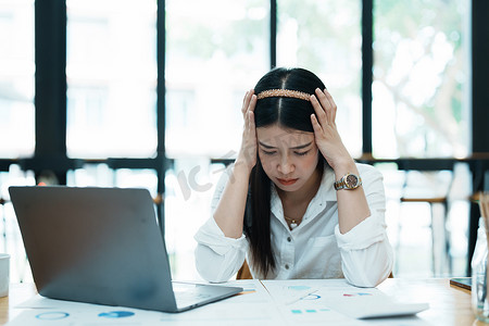 中小企业主、使用计算机和财务报表的女性对扩大市场以提高投资业务能力的焦虑表达