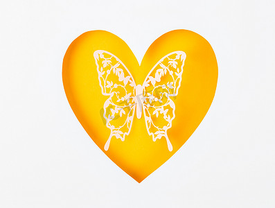 蝴蝶由雕刻纸制成或在 herat 形状纸上切割，留有空白空间供您的文字或消息使用。