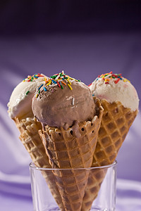 甜食冰淇淋摄影照片_冰淇淋配小摆设