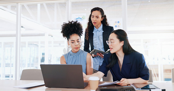领导支持摄影照片_商业女性、笔记本电脑和办公室协作，用于营销管理、领导创新或战略研究。