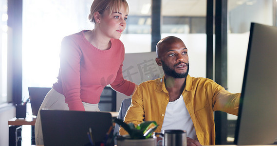 企业黑人男性、女性和指向计算机、计划或计划在营销工作中学习。
