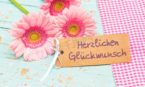 祝贺花束摄影照片_美丽的粉红色花朵与祝贺贺卡