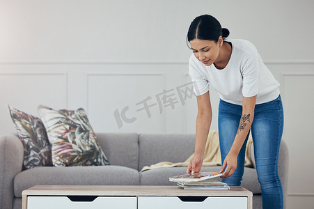 清洁、客厅书籍和卫生女性整洁的公寓、家庭或办公桌表面，用于家务劳动。