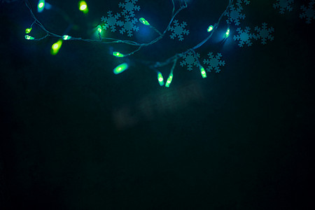 黑暗的圣诞背景与绿灯边框