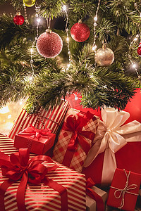端午节礼摄影照片_圣诞礼物和节日礼物、装饰圣诞树下的经典圣诞礼盒、节日快乐和节礼日庆祝活动