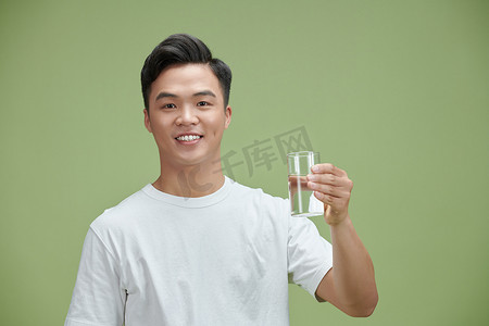 年轻人拿着一杯纯净水