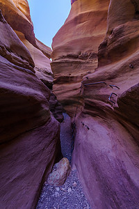 红色峡谷（红色岩石雕刻的沙漠山谷））。