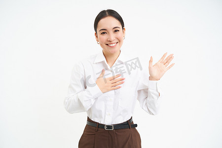 员工电脑摄影照片_友好微笑的女商人，自我介绍，说出她的名字，站在白色背景上